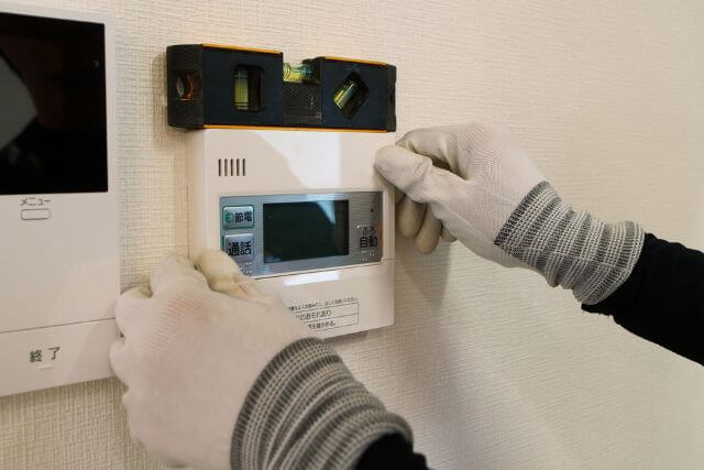 壁に取り付けられた制御パネル