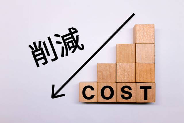コスト削減を示す木製ブロック