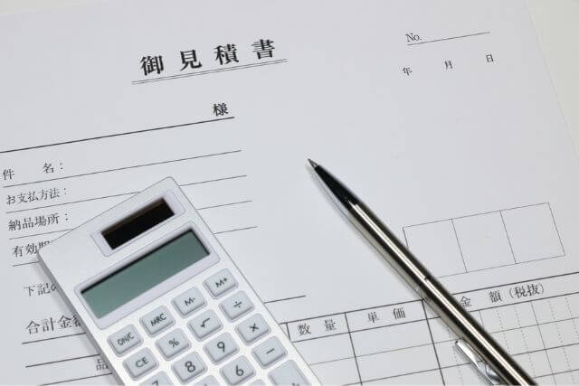 見積書と電卓そしてペン