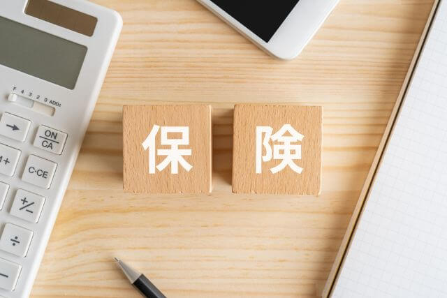 木製ブロックに書かれた保険の文字